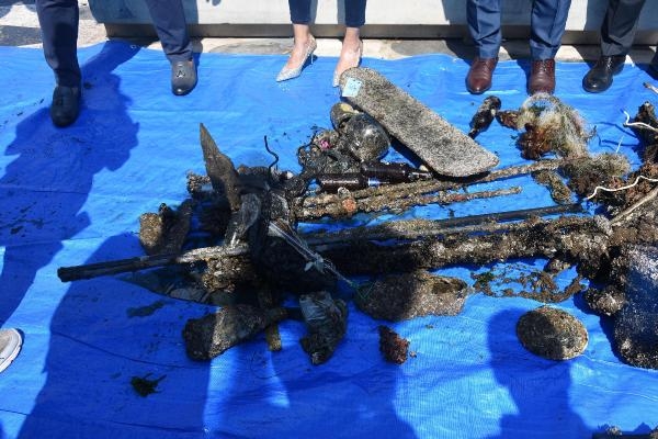 İzmir Körfezi'nden sandalye ve bisiklet çıktı