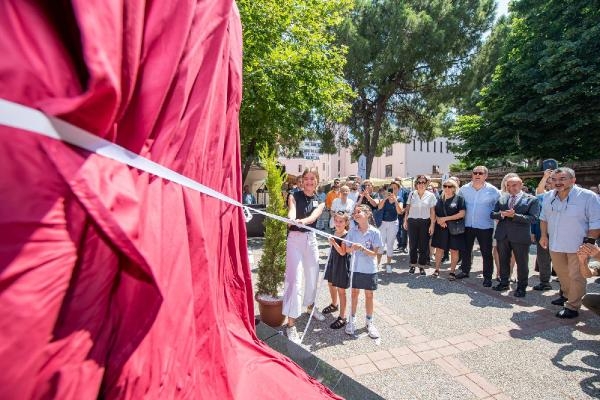 İzmir'e Ahmet Piriştina heykeli dikildi