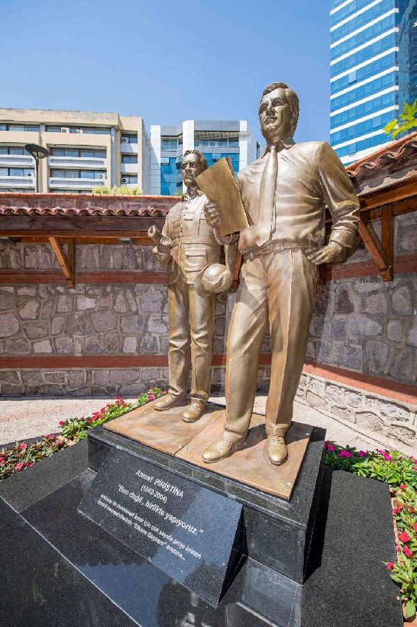 İzmir'e Ahmet Piriştina heykeli dikildi
