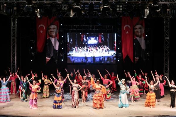 Konak'ta 300 halk dansçısı şenlikte sahne aldı