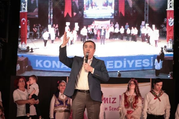 Konak'ta 300 halk dansçısı şenlikte sahne aldı