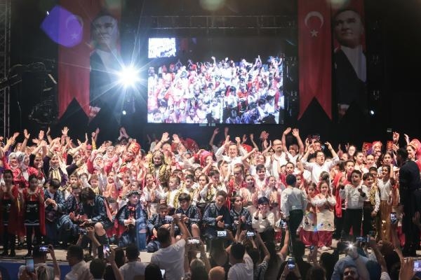 Konak'ta 300 halk dansçısı şenlikte sahne aldı