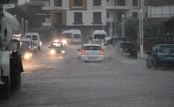 Kula'da yaz yağmuru yüzünden evleri su bastı