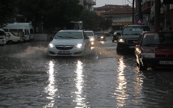 Kula'da yaz yağmuru yüzünden evleri su bastı