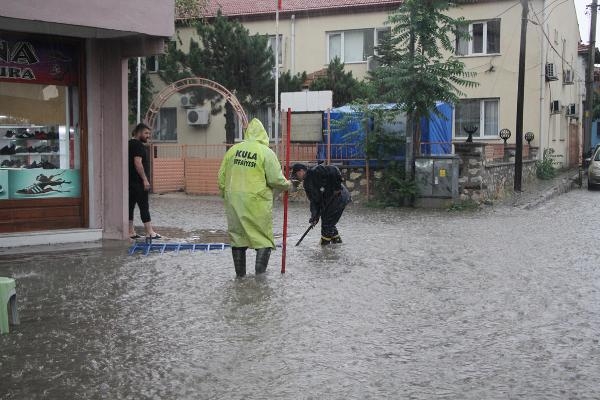 Kula'da yaz yağmuru yüzünden evleri su bastı