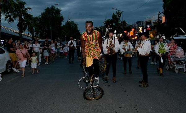 Kuşadası'nda 'Sokak Festivali' başladı