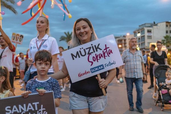 Kuşadası'nda 'Sokak Festivali' başladı