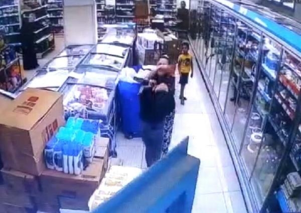 Markette çalışanı kadının saçını başını yoldu
