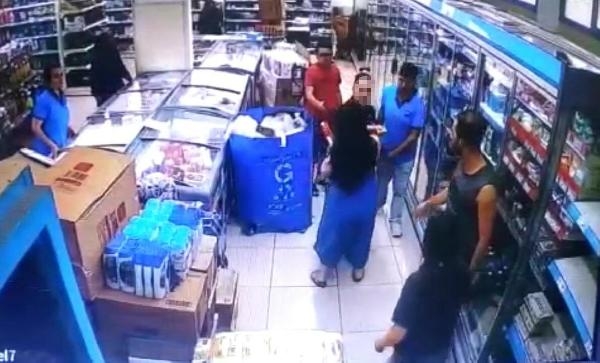 Markette çalışanı kadının saçını başını yoldu