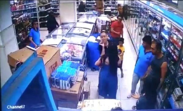 Markette çalışanı kadının saçını başını yoldu