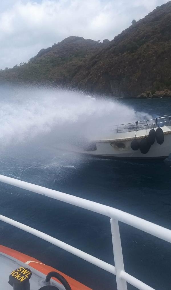 Marmaris'teki marinada ABD bayraklı yat yandı