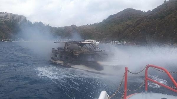 Marmaris'teki marinada ABD bayraklı yat yandı
