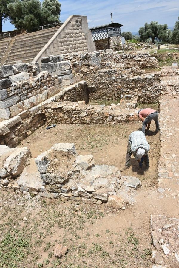 Metropolis'teki antik tiyatronun tarihi sahne binası ortaya çıkarılıyor