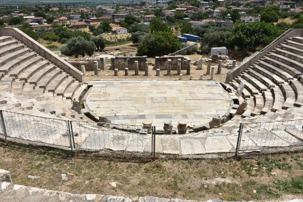 Metropolis'teki antik tiyatronun tarihi sahne binası ortaya çıkarılıyor