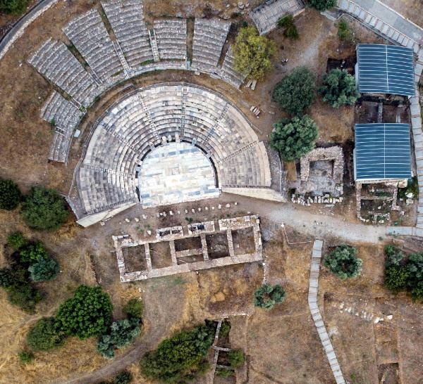 Metropolis'teki antik tiyatronun tarihi sahne binası ortaya çıkarılıyor