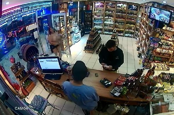 Tekel bayisine yarı çıplak giren kadına gözaltı