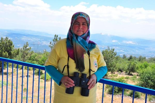 Yunt Dağı'nda eşinin yanında gönüllü olarak ormanı gözetliyor