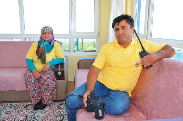 Yunt Dağı'nda eşinin yanında gönüllü olarak ormanı gözetliyor
