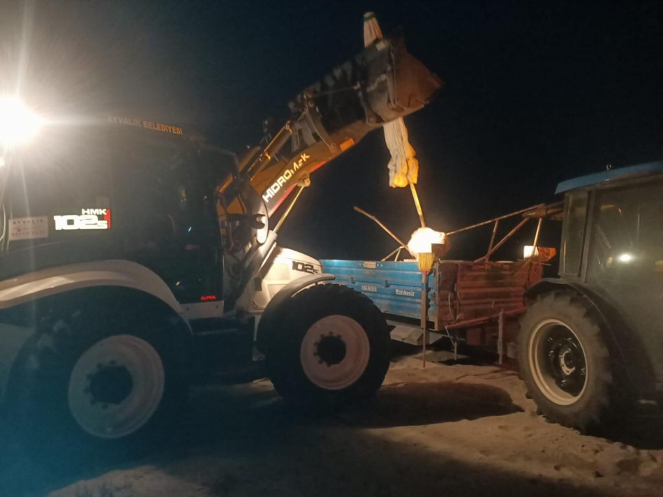 Plajda kilitli şezlong ve sandalyeler sabah operasyonuyla kaldırıldı
