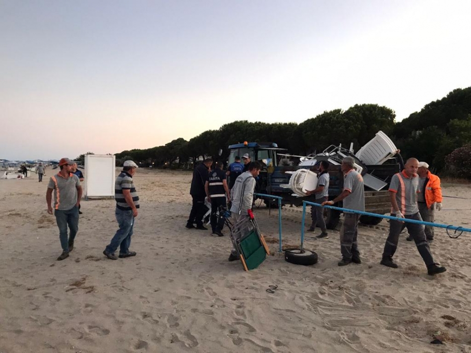 Plajda kilitli şezlong ve sandalyeler sabah operasyonuyla kaldırıldı
