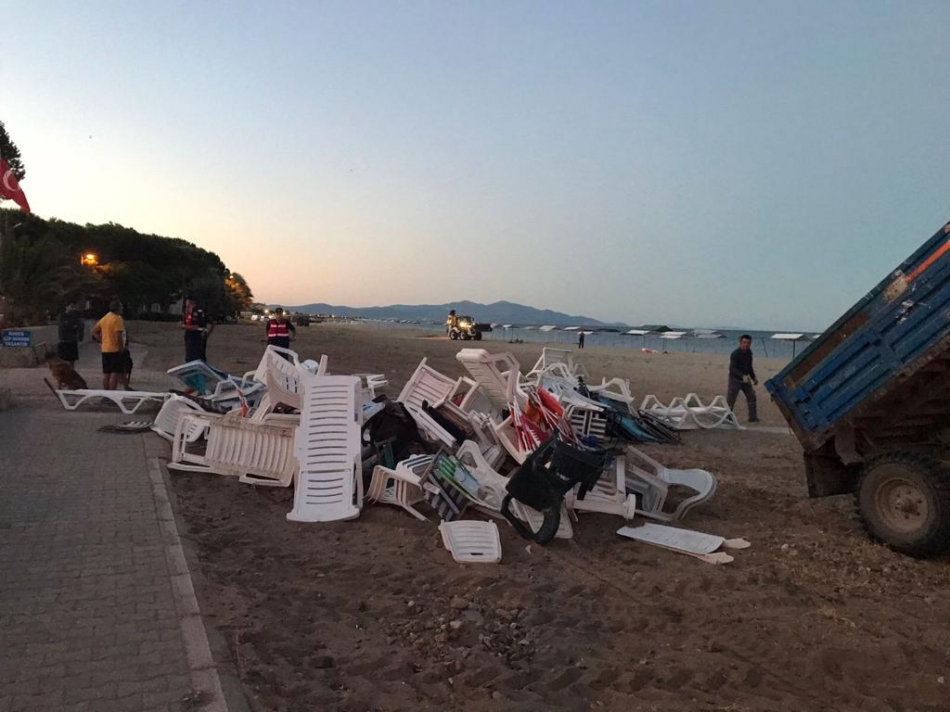 Plajda kilitli şezlong ve sandalyeler sabah operasyonuyla kaldırıldı