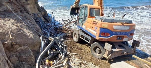 Bodrum'da 2 kaçak iskele belediye ekipleri tarafından kaldırıldı
