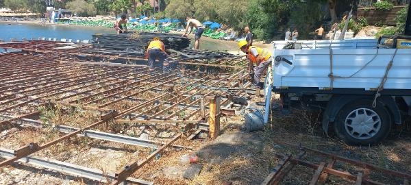 Bodrum'da 2 kaçak iskele belediye ekipleri tarafından kaldırıldı