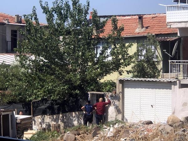 Eşini bıçakla rehin aldı! İkna edilmeye çalışılıyor