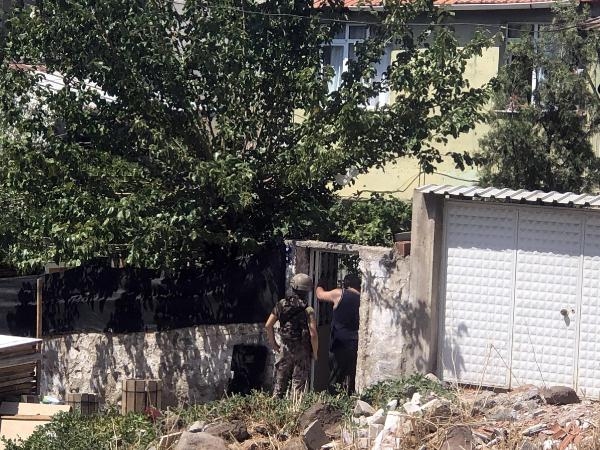 Eşini bıçakla rehin aldı! İkna edilmeye çalışılıyor