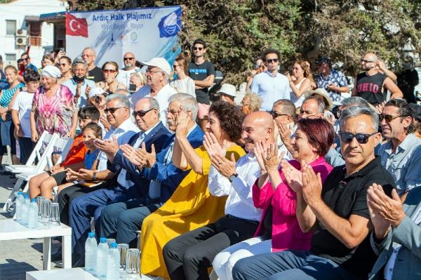 Karaburun'da Ardıç'a Mavi Bayrak çekildi, meydan açıldı