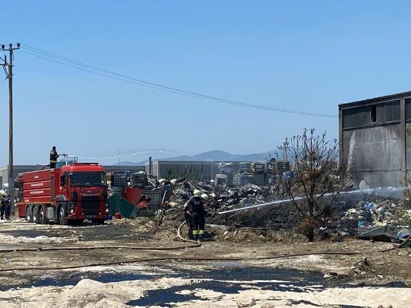Manisa'da geri dönüşüm fabrikasında yangın