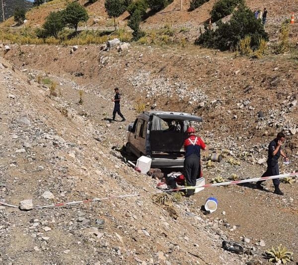 Otomobil şarampole devrildi: Sürücü ve eşi öldü