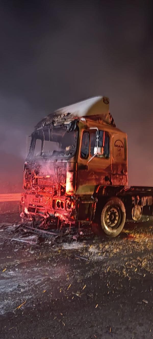 Zeytinlik ve saman yüklü TIR alev alev yandı 