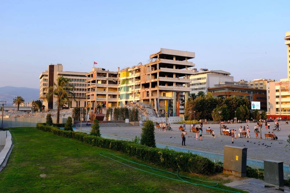 40 yıllık İzmir Büyükşehir binası yok oldu
