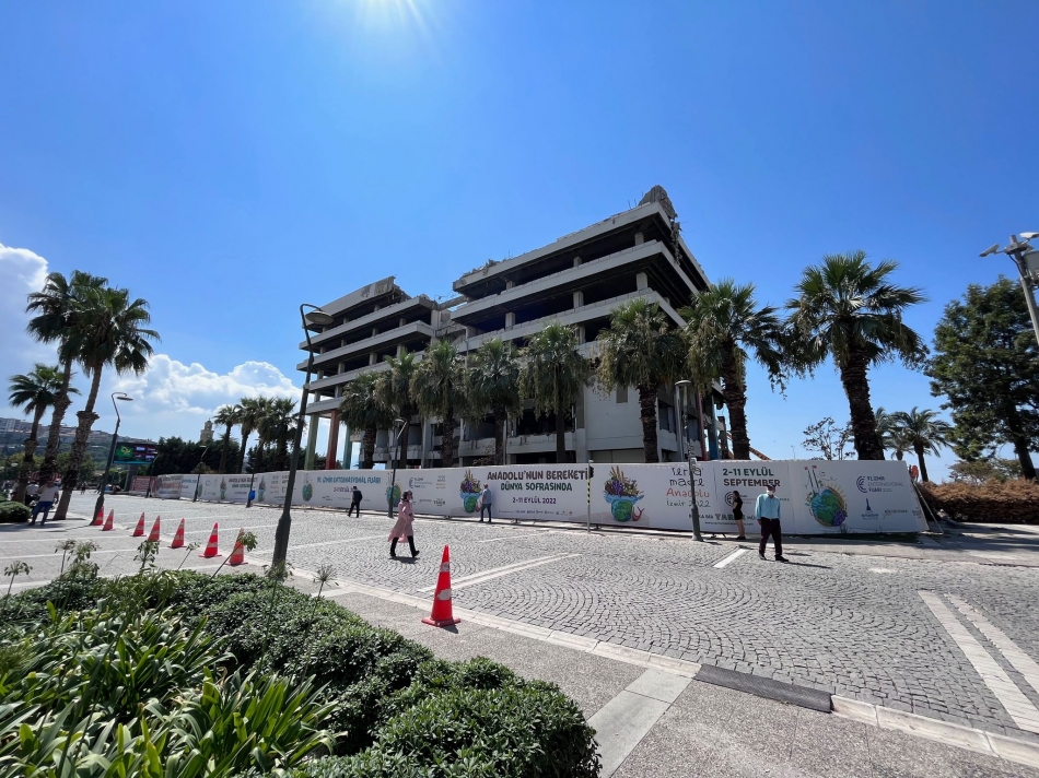 40 yıllık İzmir Büyükşehir binası yok oldu