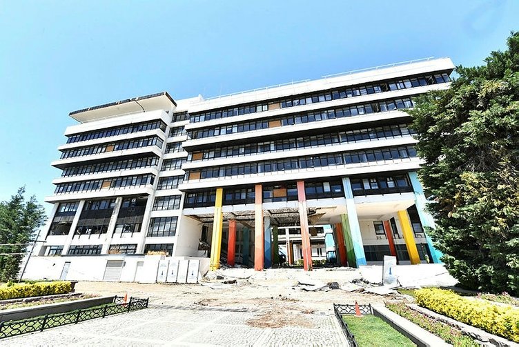 40 yıllık İzmir Büyükşehir binası yok oldu