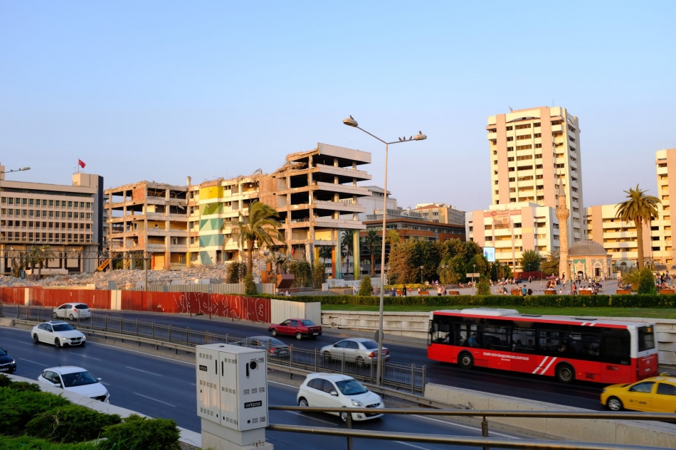 40 yıllık İzmir Büyükşehir binası yok oldu