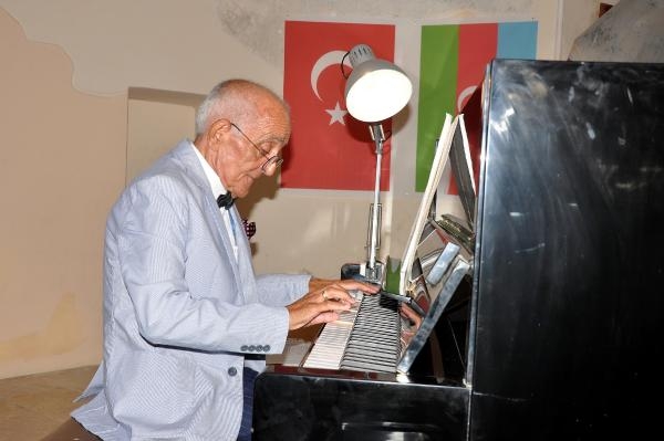 Azeri sanatçıdan tarihi kilisede piyano konseri