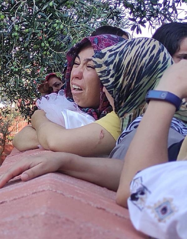 Babasının attığı çekyat altında ölen küçük Rana, toprağa verildi