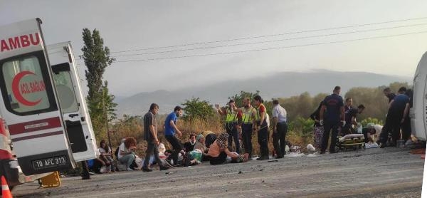 Balıkesir'de düğün dönüşü kaza: 3'ü ağır 17 yaralı