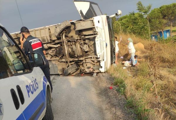 Balıkesir'de düğün dönüşü kaza: 3'ü ağır 17 yaralı