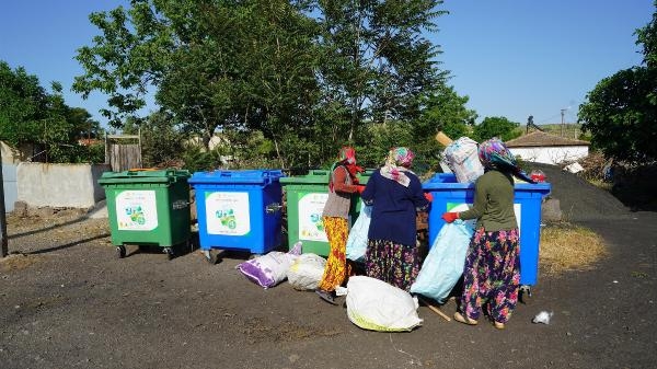 Tarladan 5 tonun üzerinde atık topladılar, kuzuları kaptılar