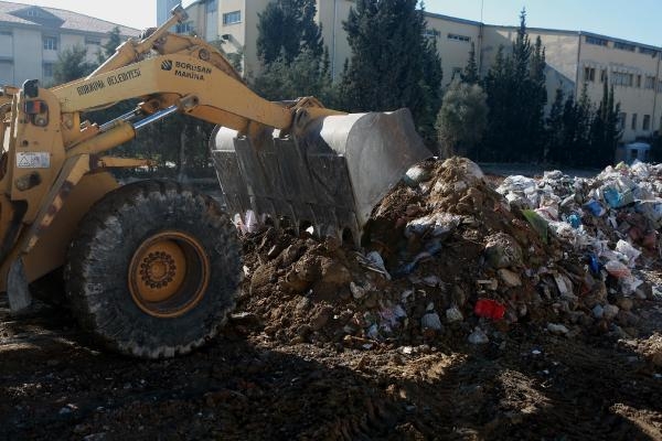 Bornova'da çevreyi kirletenlere suçüstü! Kaçak moloz dökene takip