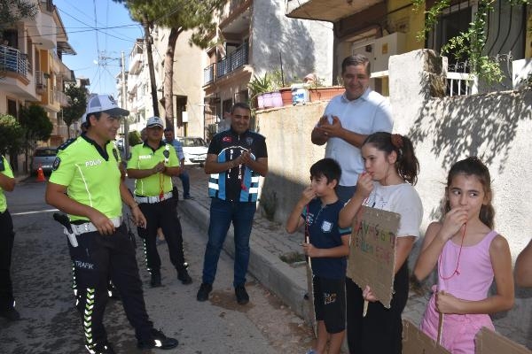 Çocuklardan sürücülere pankartlı uyarı