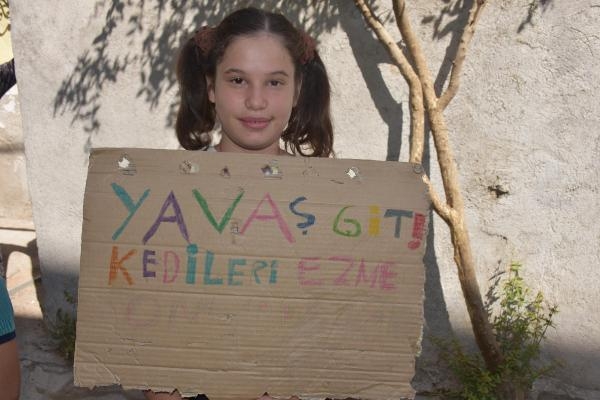 Çocuklardan sürücülere pankartlı uyarı