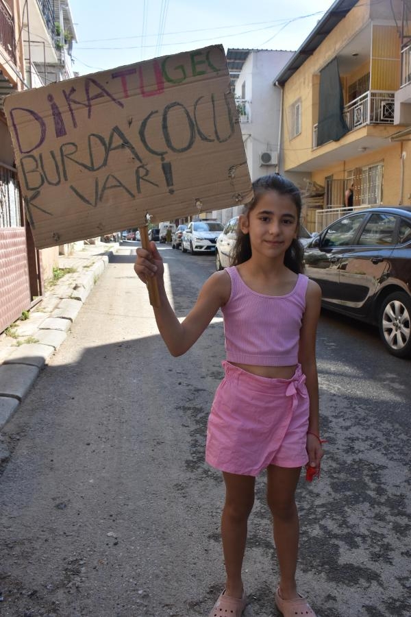 Çocuklardan sürücülere pankartlı uyarı