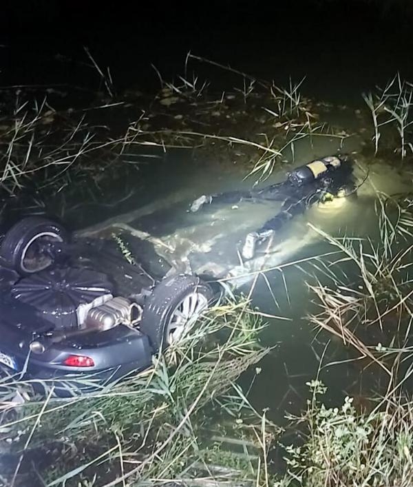 Dereye uçan otomobilde can verdiler