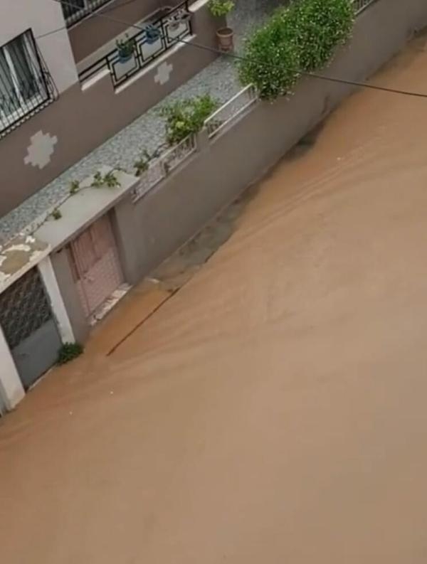 İzmir'de sağanak; dere taştı, yollar göle döndü
