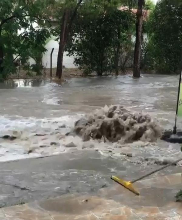 İzmir'de sağanak; dere taştı, yollar göle döndü