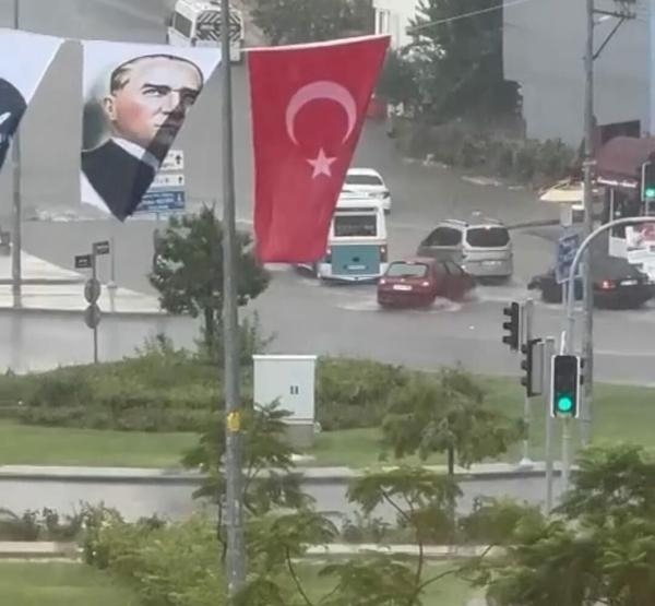 İzmir'de sağanak; dere taştı, yollar göle döndü